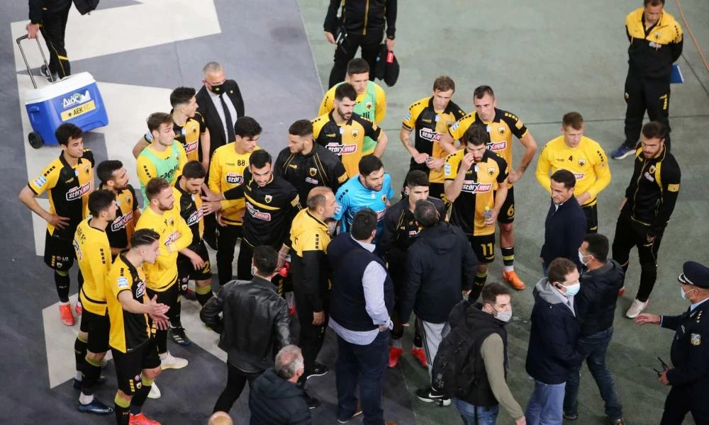 ΟΑΚΑ: Οπαδοί της ΑΕΚ κατέβηκαν οργισμένοι στον αγωνιστικό χώρο